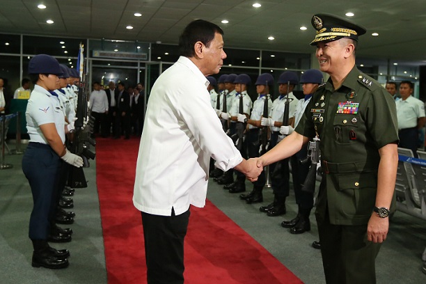  Pres. Duterte is welcomed by AFP Vice Chief of Staff Lt. Gen. Glorioso Miranda upon his  arrival at the Francisco Bangoy International Airport in Davao City from Peru. Nov.  23, 2016.  Malacanang photo by King Rodriguez. 