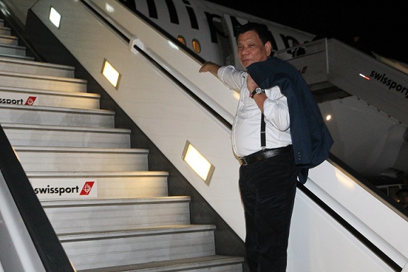 Pres. Duterte boards the plane at Jorge Chavez International Airport, in Lima Peru at the end of the 2016 APEC Leaders meeting. Malacanang photo by Simeon Celi, Jr.