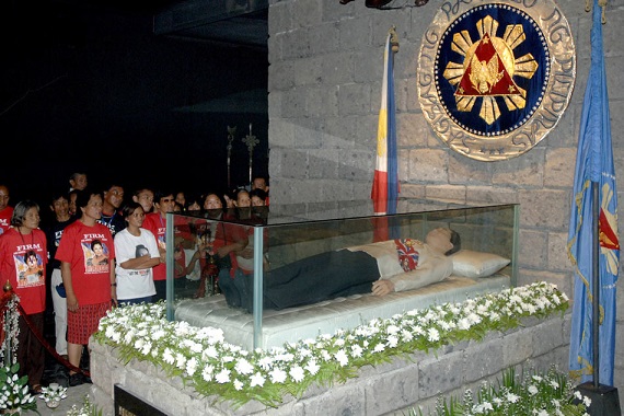 Marcos in a refrigerated glass coffin. AFP photo from ABS-CBN online.