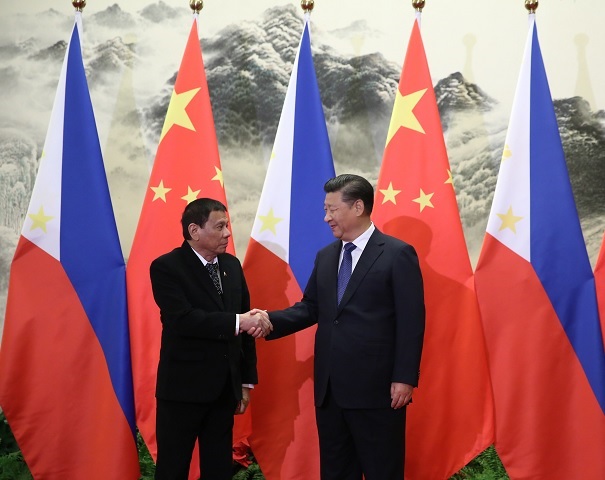  Pres. Xi Jinping welcomes Pres. Duterte in Beijing. Malacanang photo.