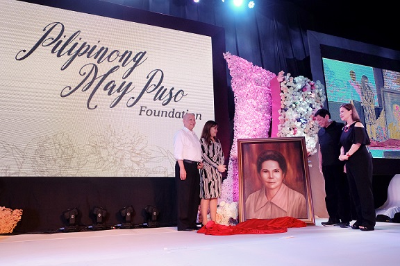 Pres. Duterte, accompanied by common-law wife Honeylet Avanceña, accepts a portrait of his late mother Soledad Duterte from businessman Ramon Ang and Pilipinong May Puso Foundation chair Rowena Velasco during the launching of the foundation held at the Waterfront Hotel in Davao City on November 11. Malacanang photo by Richard Madelo.