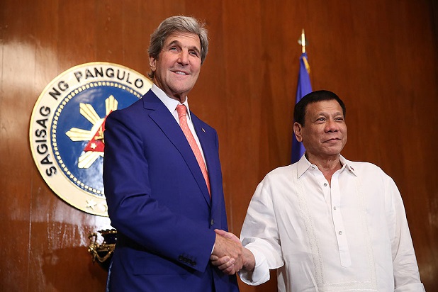 Pres. Duterte welcomes U.S State Secretary John Kerry in Malacanang last July. Malacanang photo.