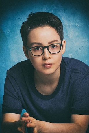 Cris Villonco as Alison Bechdel. As actress, he triumphs on all fronts as a daughter confronting her family's past.