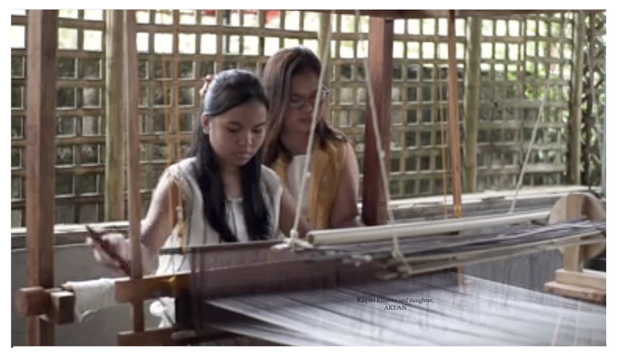 Pina Weaving From Mother to Daughter