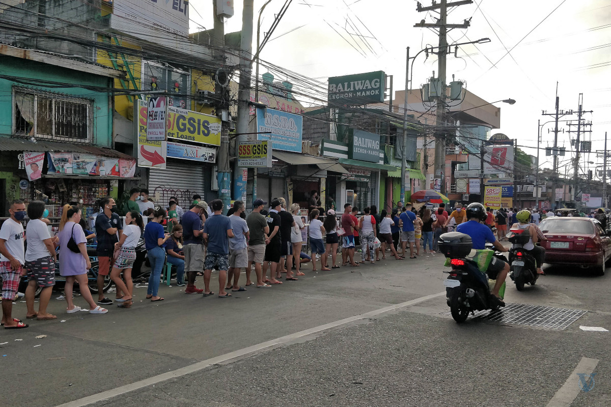 Long lines - a common scene in many precincts in Navotas and other parts of the country. Photo by Vincent Go.