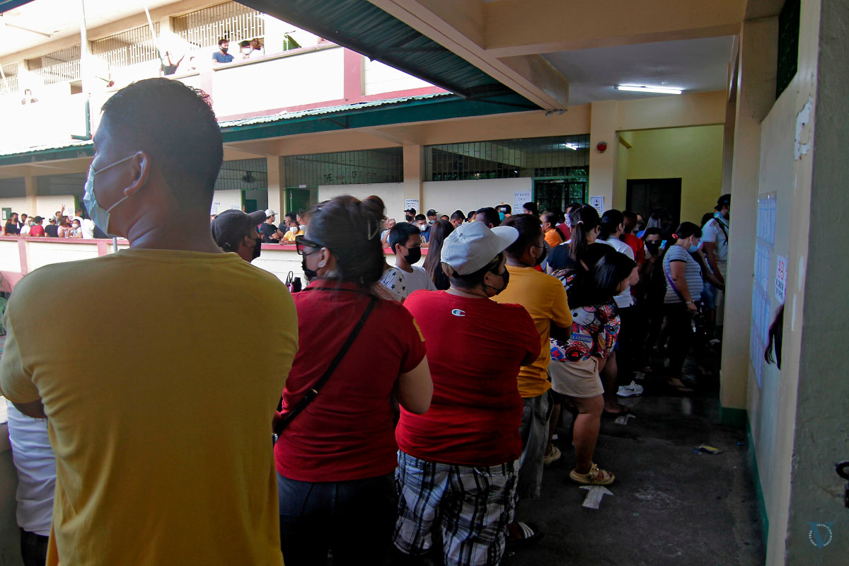  The lines start at the ground up to the upper floors at the Gregoria de Jesus Elementary School in Caloocan City. Photo by Vincent Go.