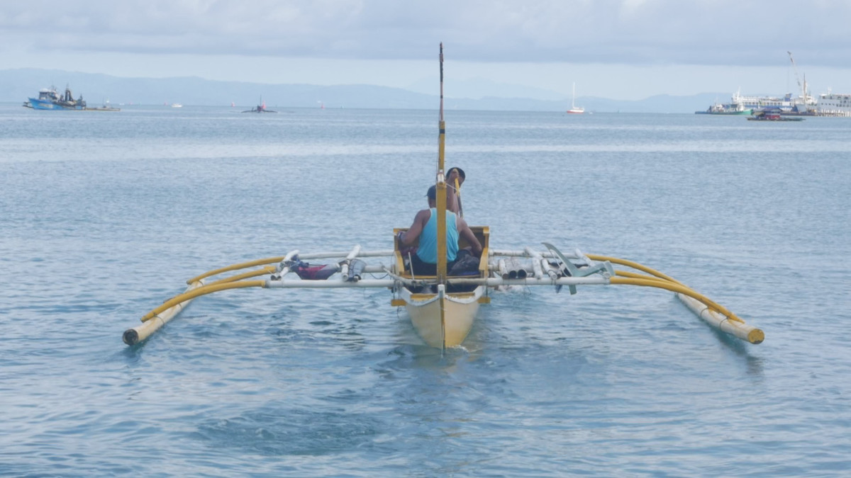 Small fisher using the fish hook in bohol. Photo Zach Fuderanan.