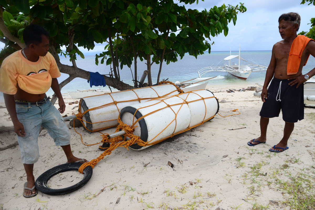 Teodoro Miculob (left) head of Pamilacan Island Fisherfolk's Organization prepare payao or fish shelter for use by small fishers. Photo Cooper Resabal