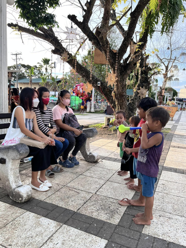 Children in Tagbilaran carol Rizal Part visitors. (National Museum Bohol)