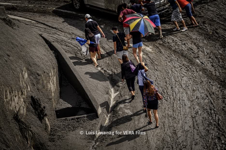 Taal roars after four decades of almost silence 2/12 Photos by Luis V. Liwanag