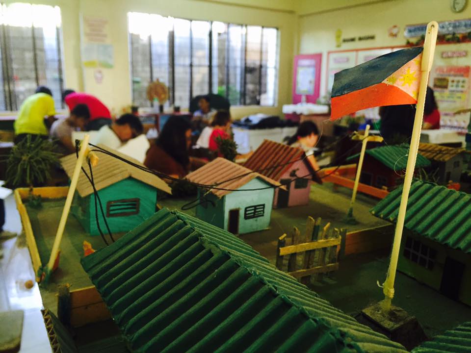 Last minute voters of Binakayan Elementary School in Kawit, Cavite during the May 2016 presidential elections. (Zan Lago/File photo)