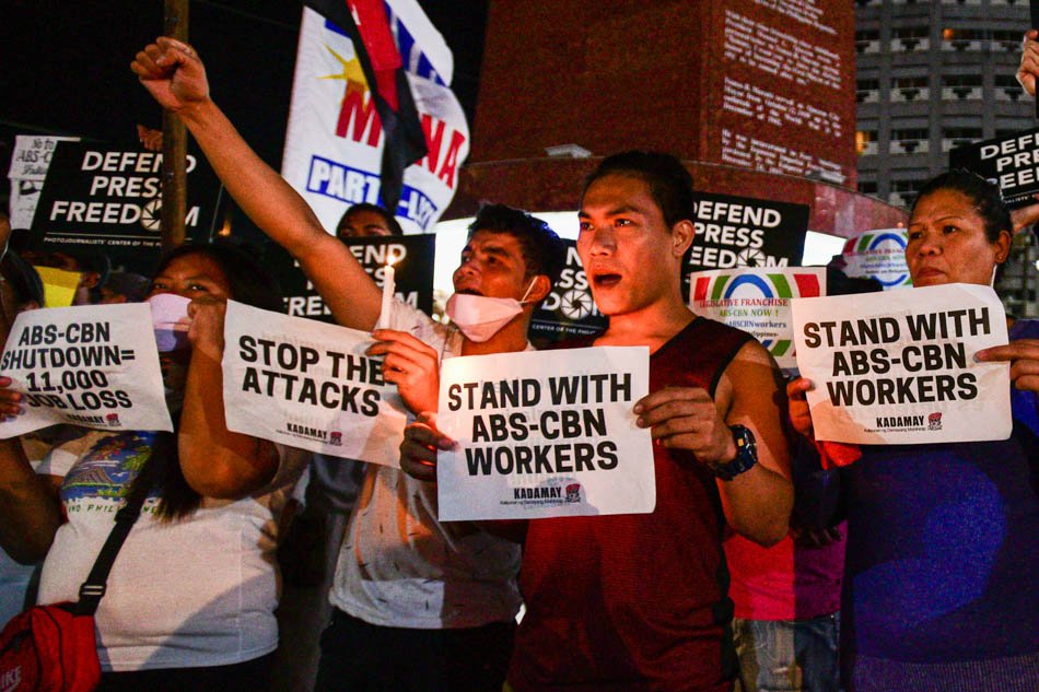 Supporters of media giant ABS-CBN held a rally to denounce Solicitor-General Jose Calida’s quo warranto petition against the broadcast network and to call for the renewal of its legislative franchise, Feb 10. Photo from Maria Tan, ABS-CBN News