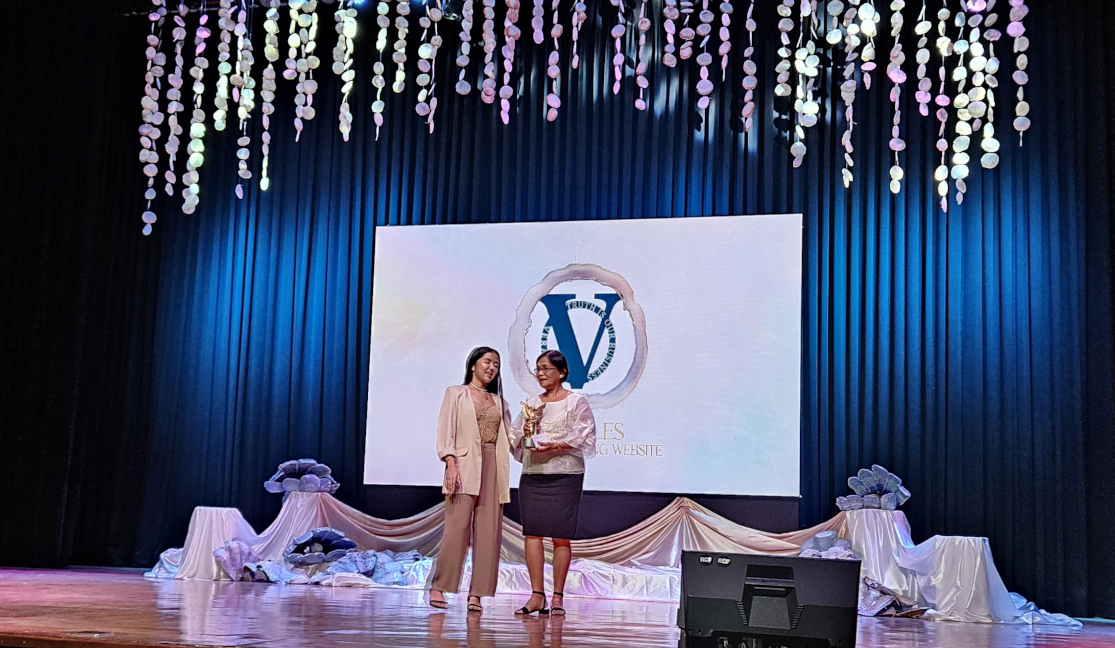 VERA Files President Ellen Tordesillas accepts the 2023 Paragala Panghuwaran: Best Fact-checking website award