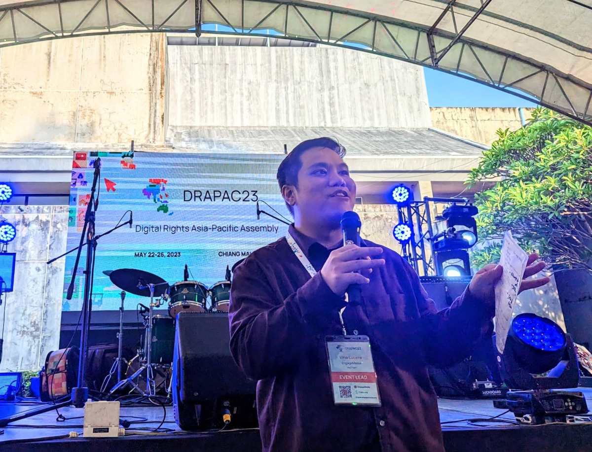 Vino Lucero, project manager of EngageMedia’s Digital Rights Project in the Asia Pacific, thanks the attendees and fellows of DRAPAC23 during its closing ceremony.