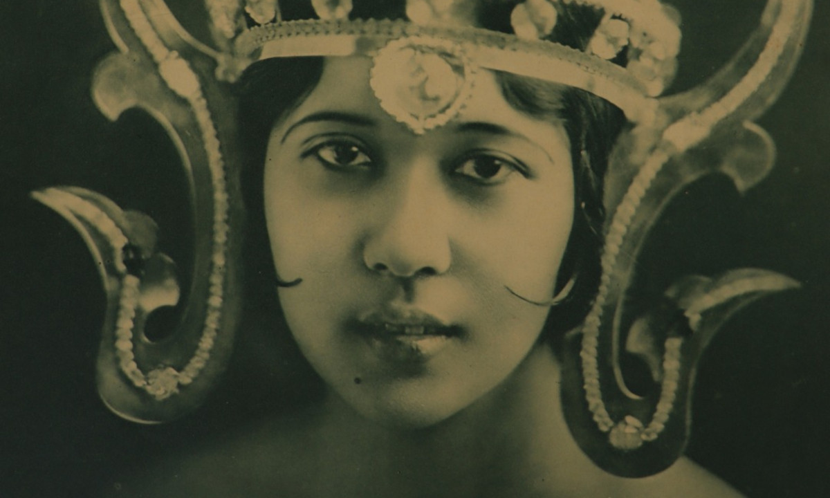 Her Majesty Queen Emma 1, Miss Philippines of the 1932 Manila Carnival. Photo from @lopez_muse