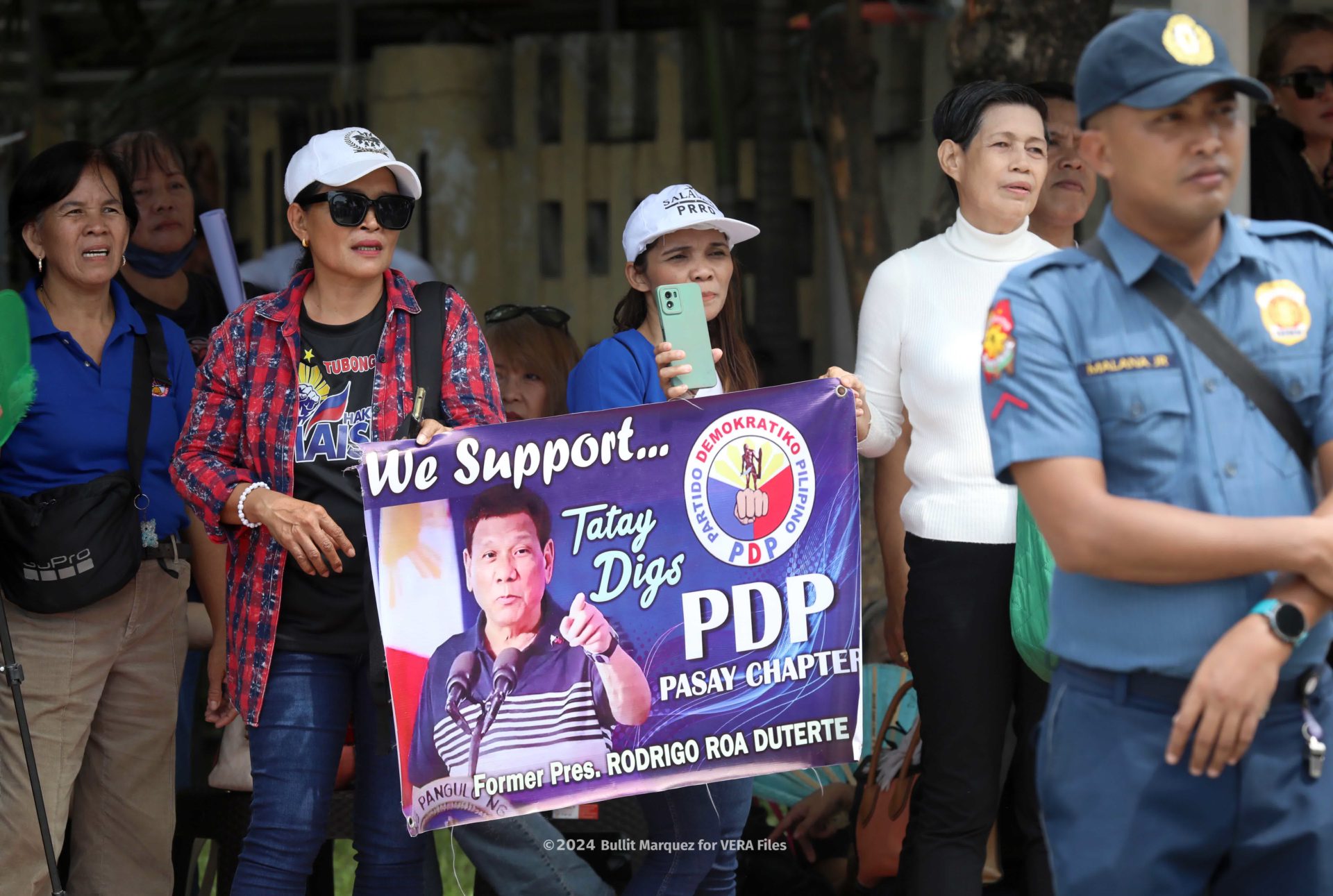 Pro-Duterte rally outside the Senate. Photo by Bullit Marquez