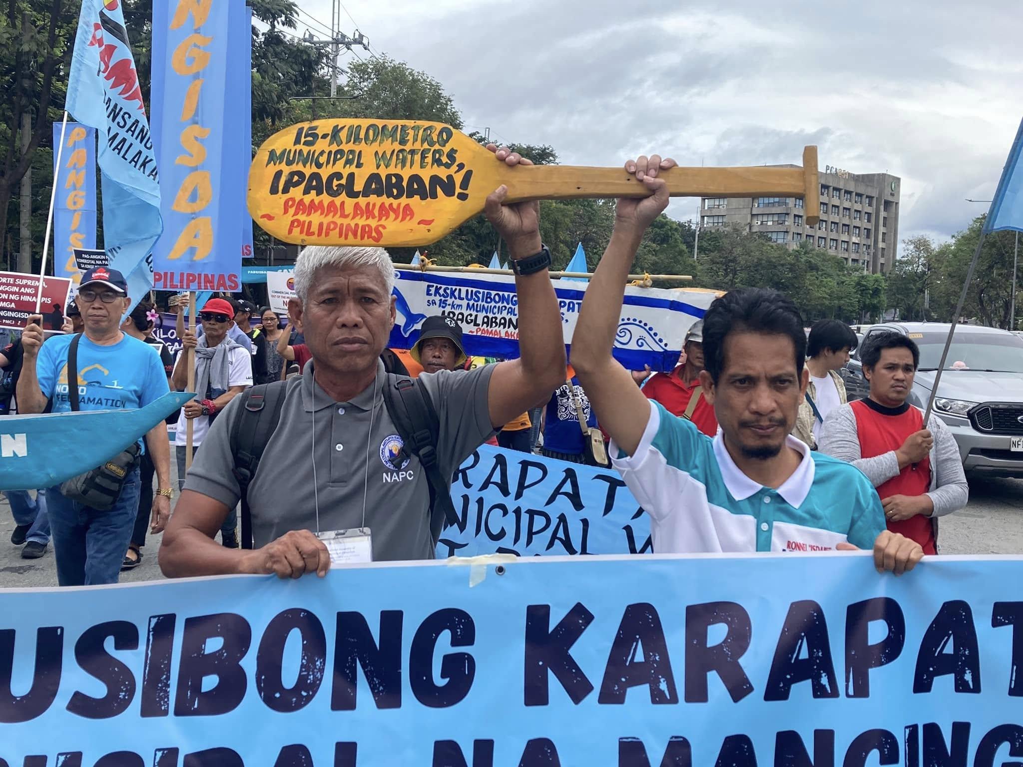 Fisherfolk leaders and senatorial candidates Ronnel Arambulo and Roberto Ballon marched together in a Feb. 4 protest. Photo courtesy: Ronnel Arambulo Facebook page