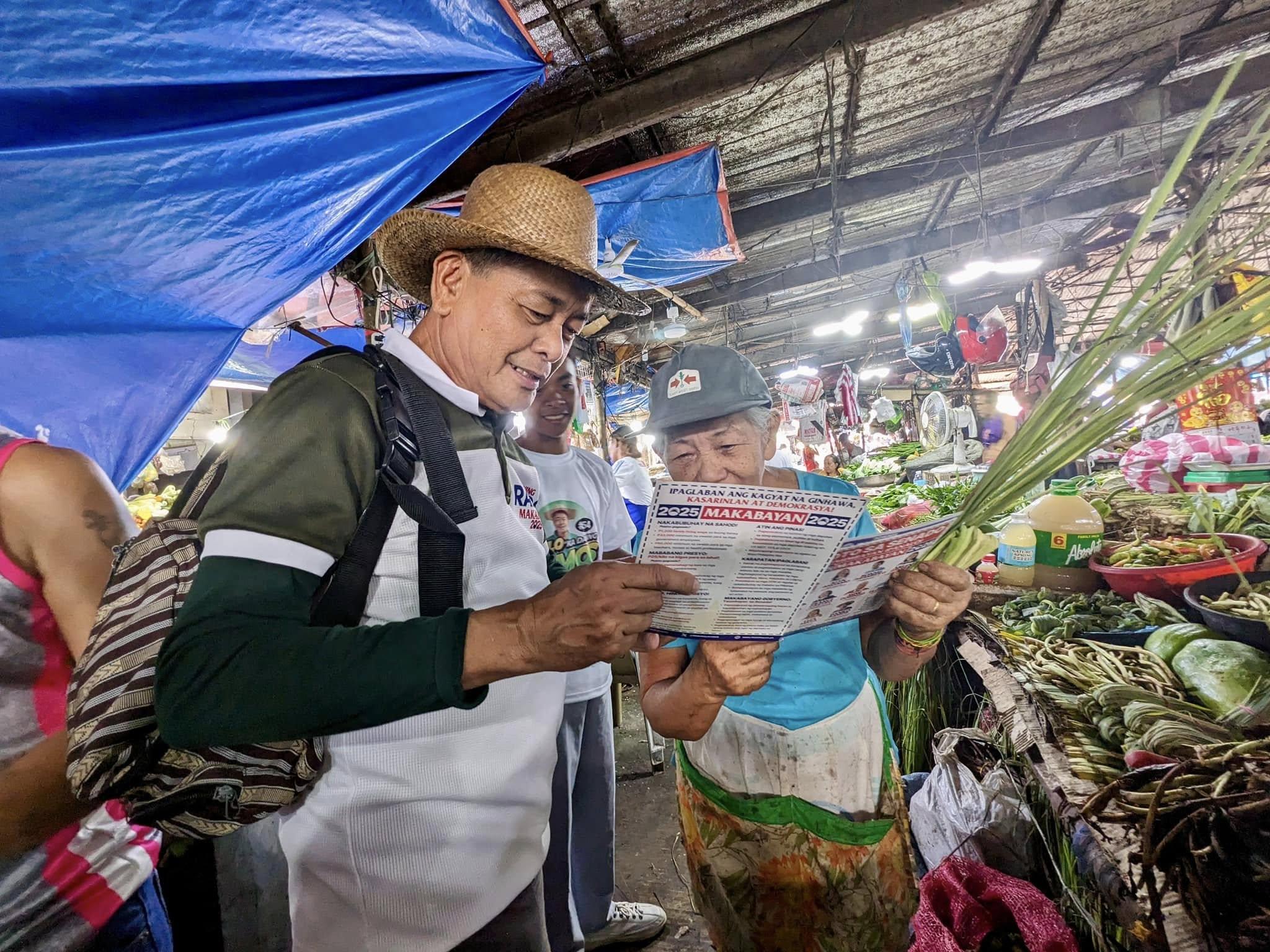 Danilo Ramos visited market vendors at Lipunan Public Market in Roxas City as part of his campaign. Photo courtesy: Danilo Ramos Facebook page