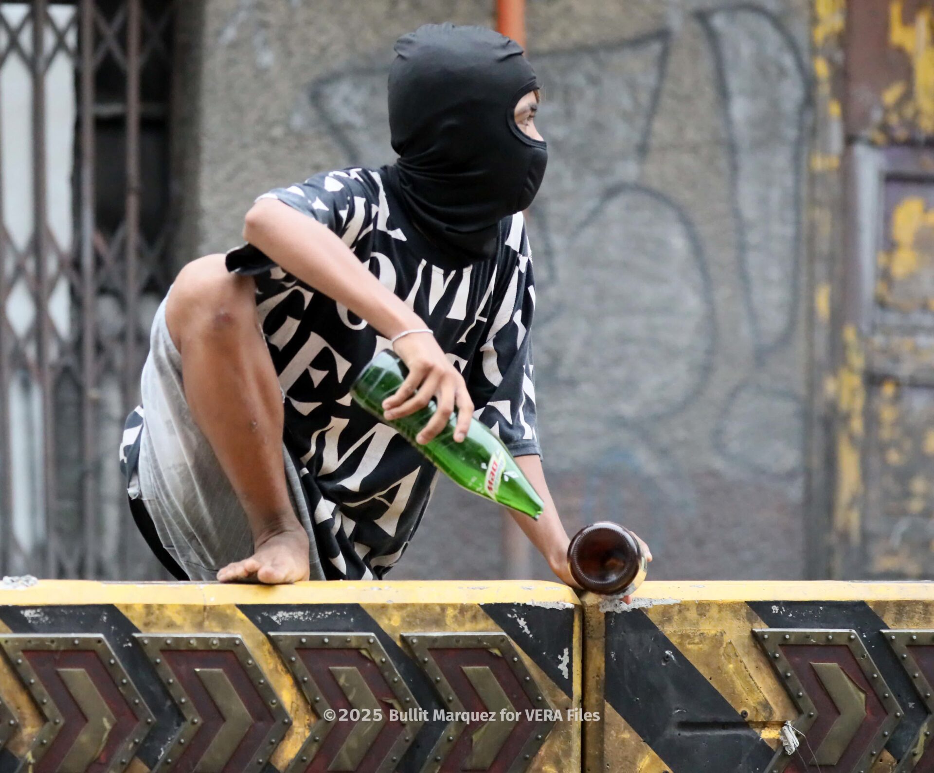 10/15 Thugs disrupt anti-corruption protest in Mendiola. Photo by Bullit Marquez