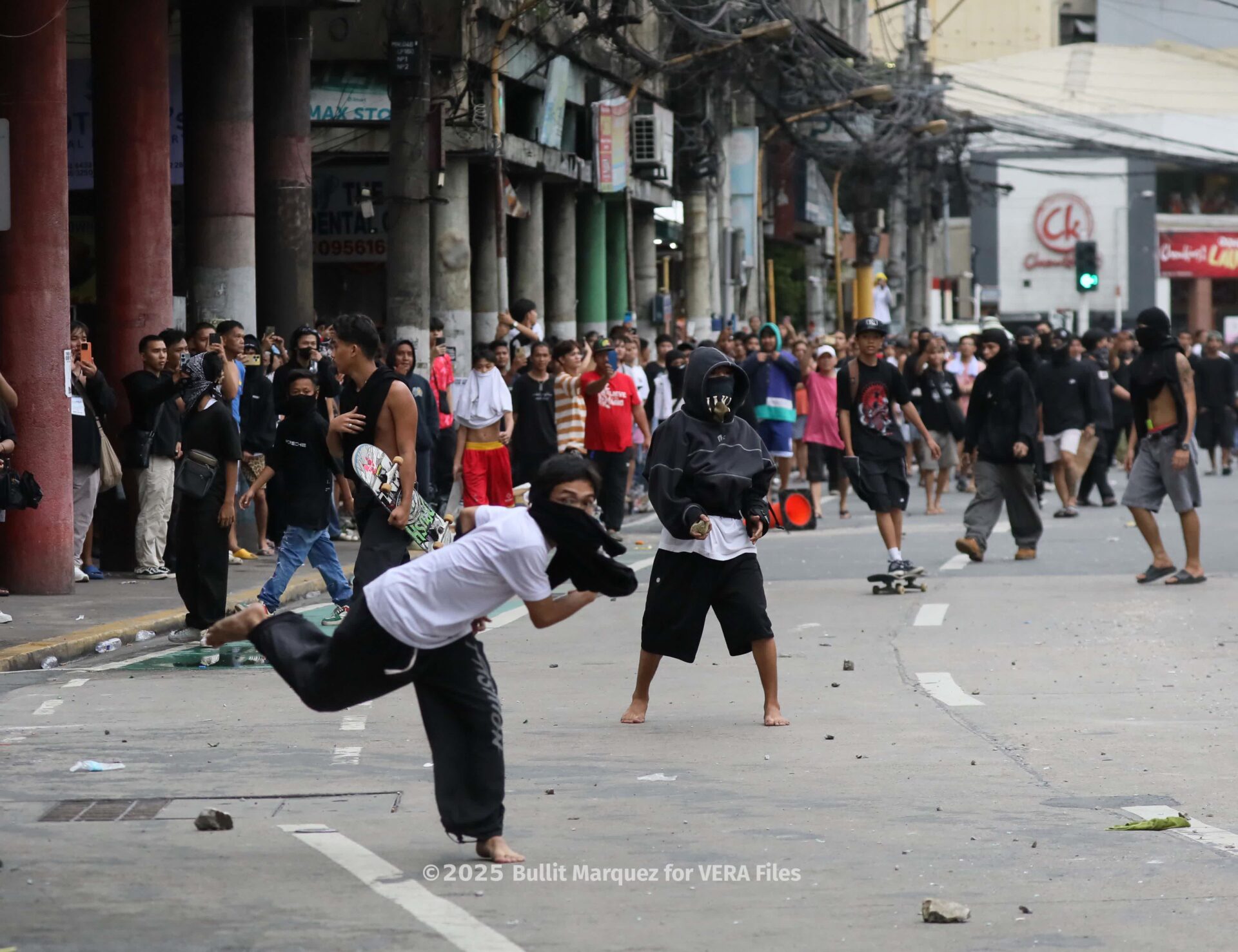 11/15 Thugs disrupt anti-corruption protest in Mendiola. Photo by Bullit Marquez