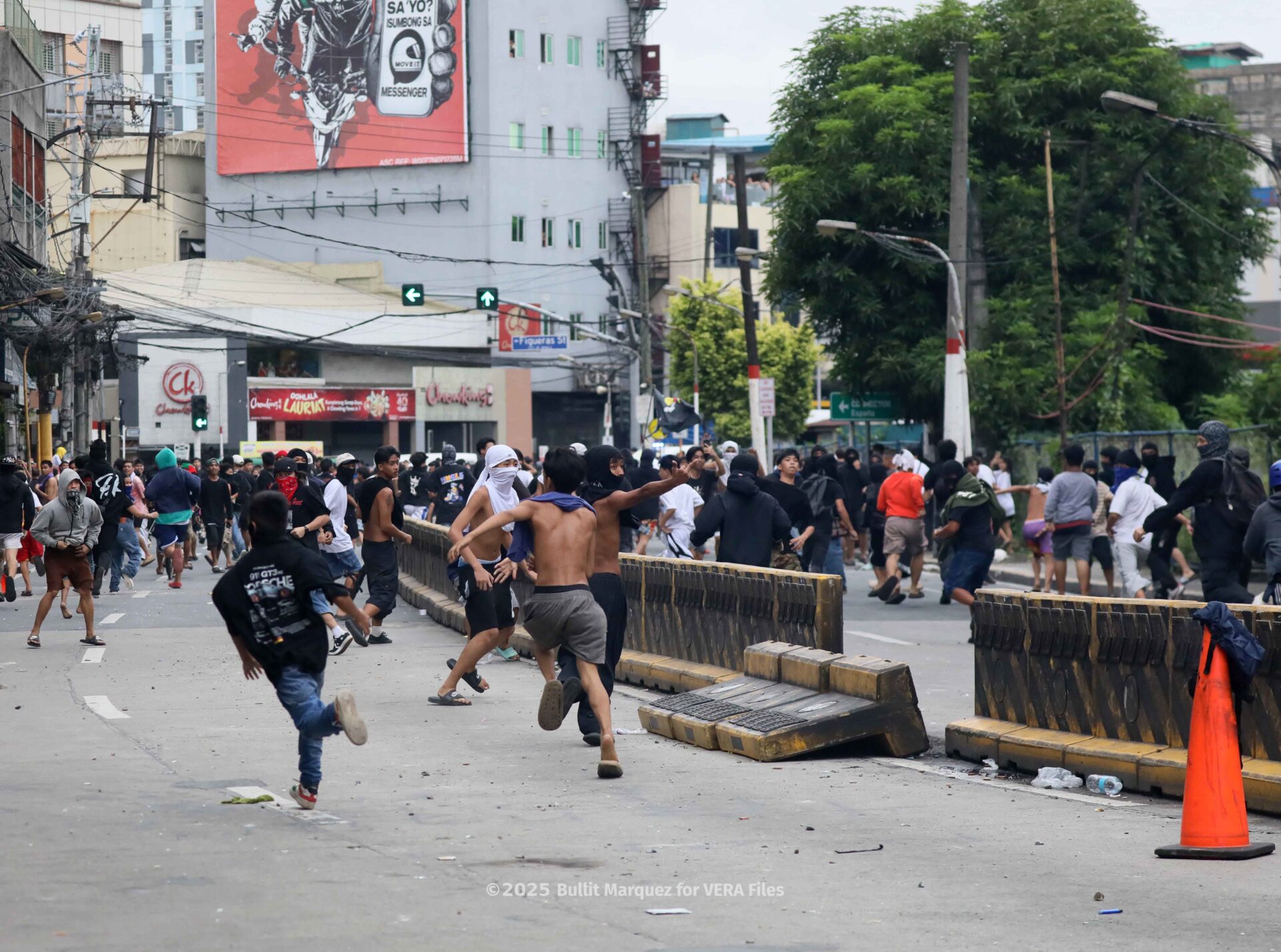 13/15 Thugs disrupt anti-corruption protest in Mendiola. Photo by Bullit Marquez
