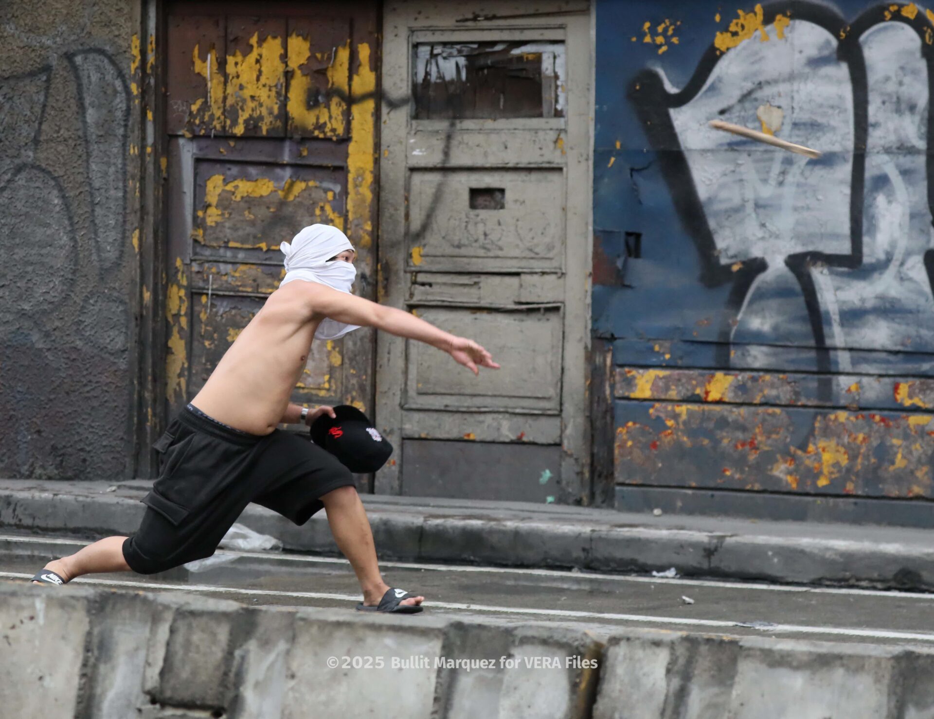 15/15 Thugs disrupt anti-corruption protest in Mendiola. Photo by Bullit Marquez