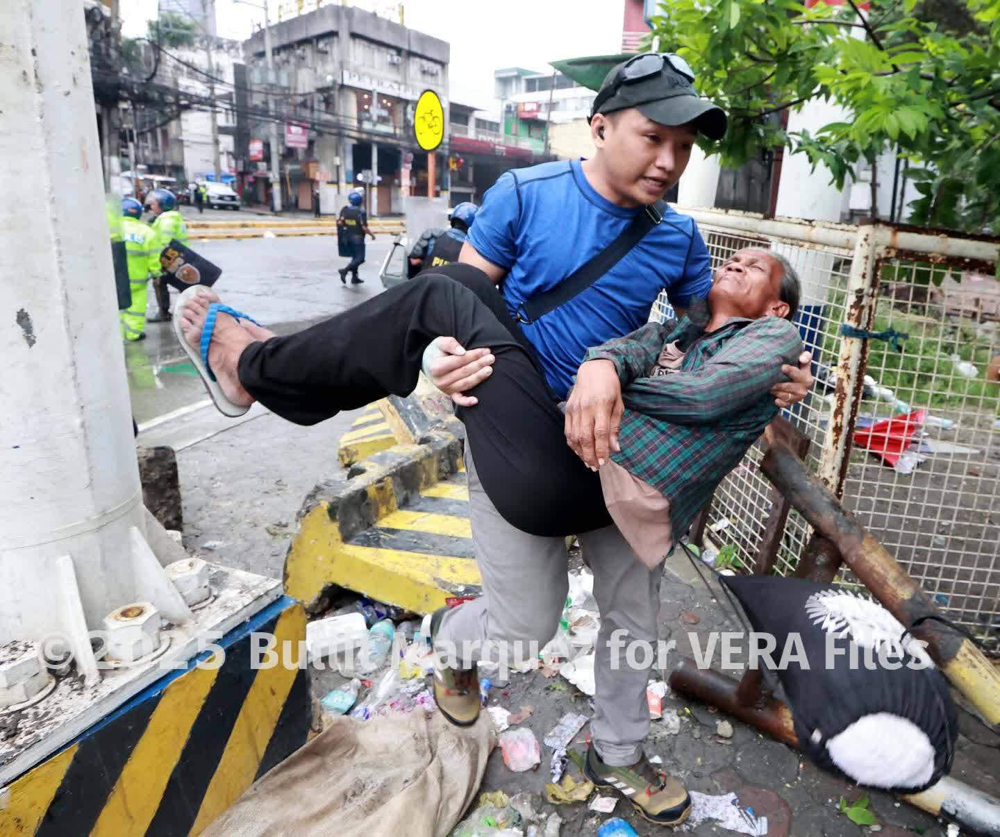 15/15 Thugs disrupt anti-corruption protest in Mendiola. Photo by Bullit Marquez