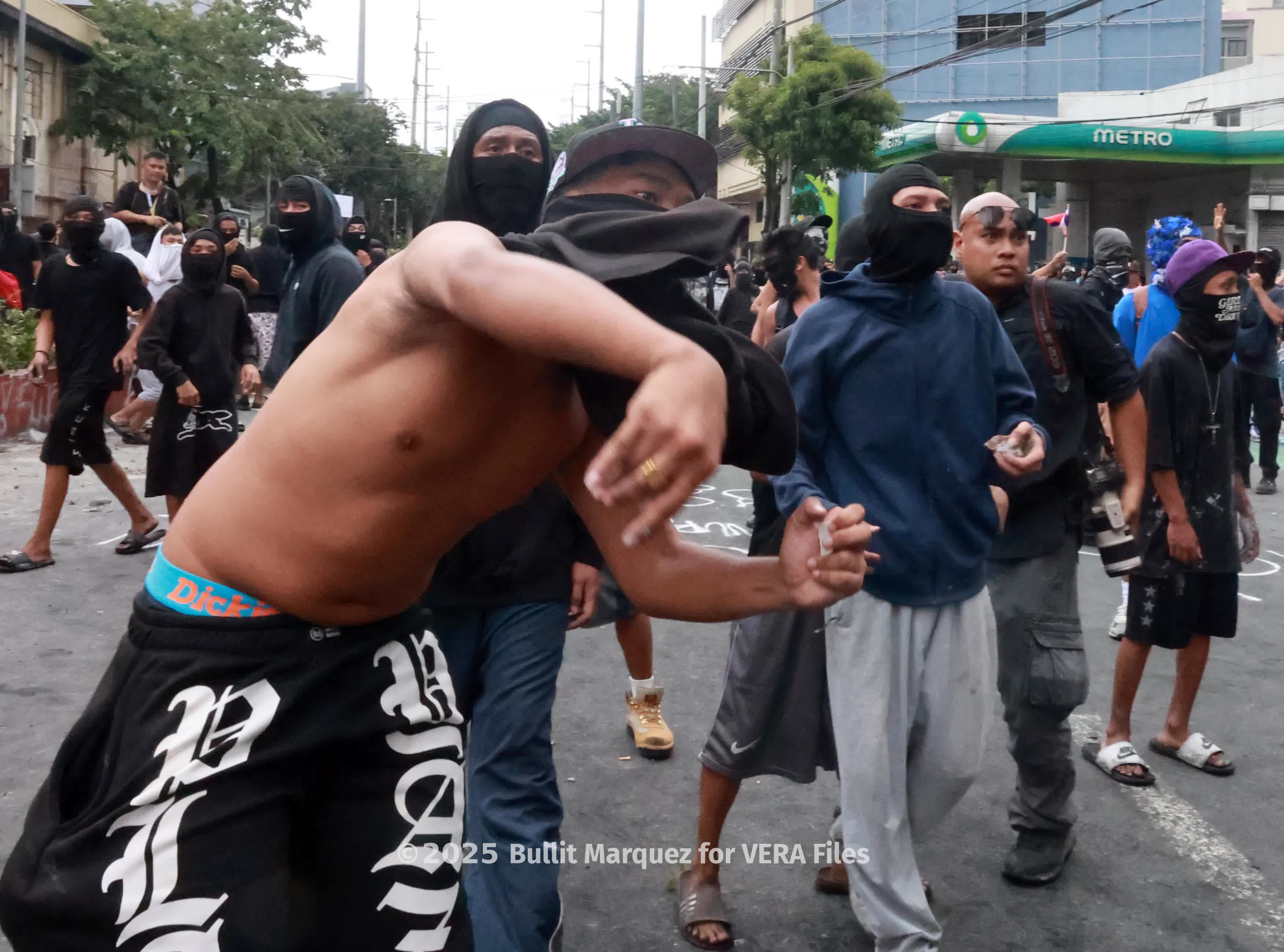 4/15 Thugs disrupt anti-corruption protest in Mendiola. Photo by Bullit Marquez