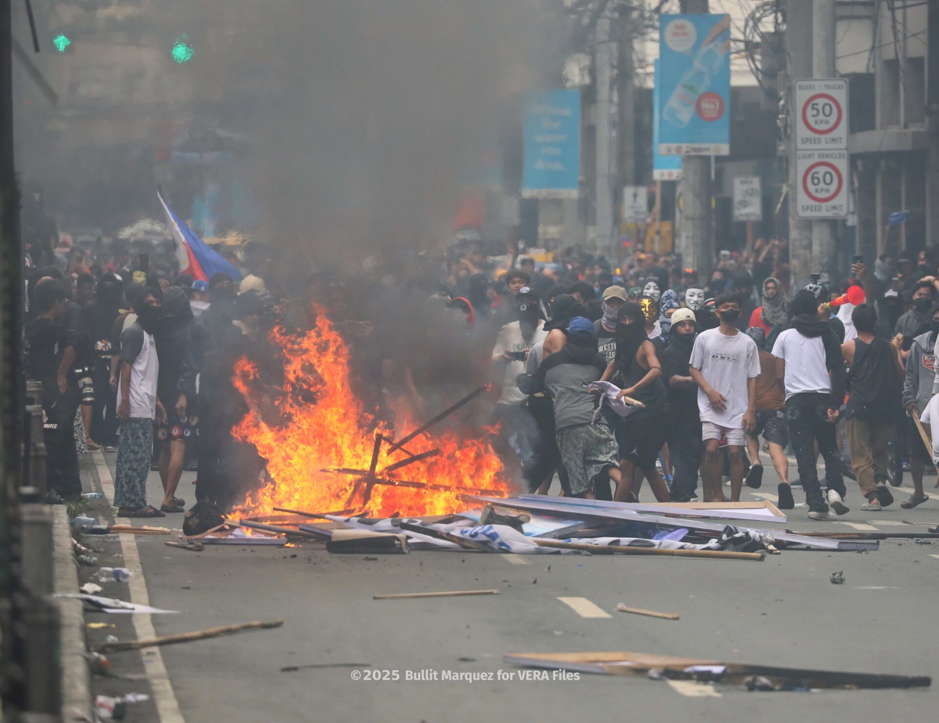 8/15 Thugs disrupt anti-corruption protest in Mendiola. Photo by Bullit Marquez