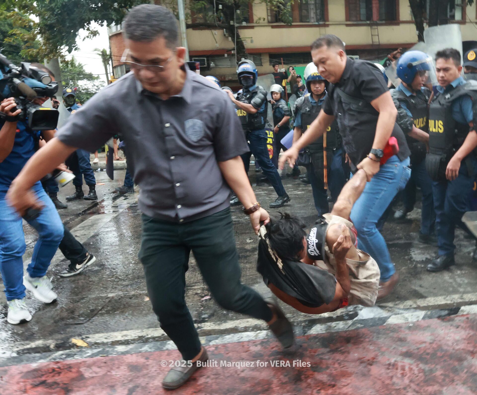 9/15 Thugs disrupt anti-corruption protest in Mendiola. Photo by Bullit Marquez
