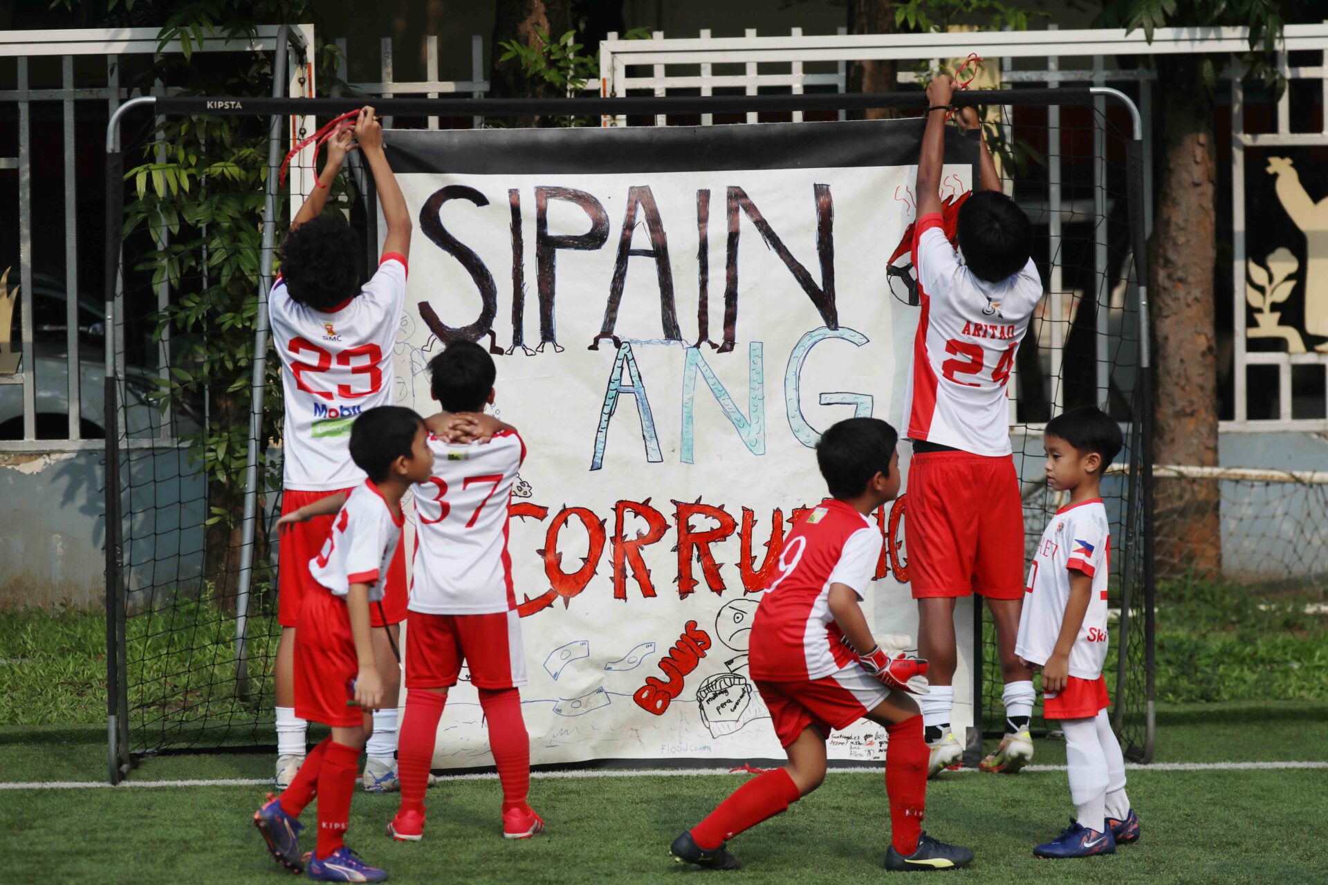 Claret School plays patriotic soccer: Sipain ang Corruption