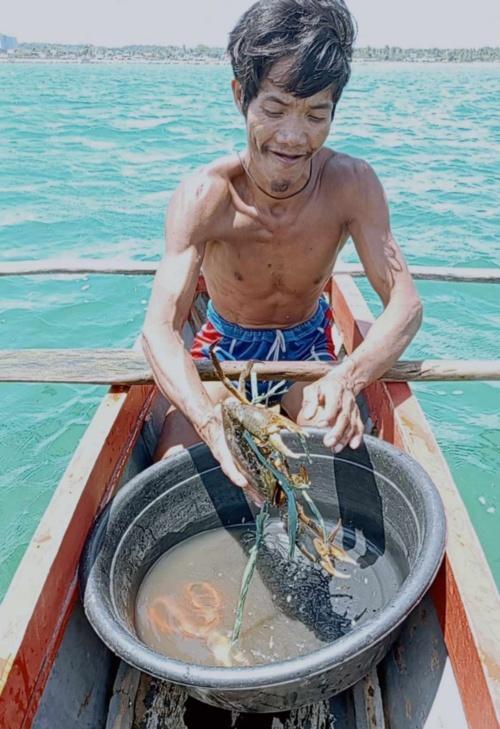 An SGBM member demonstrates the proper way to release mother crabs back into the sea—an example of the group’s community-led conservation work to keep crab populations thriving in Gubat Bay, Gubat, Sorsogon. Contributed photo from SGBM