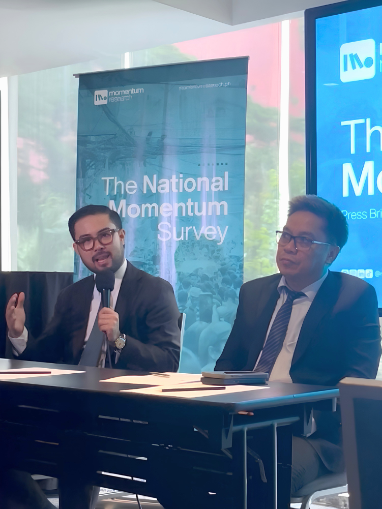 Momentum Research CEO Cleve Arguelles (left) and political analyst Dennis Coronacion at the National Momentum Survey press conference on Aug. 27. Photo: CALISTA GARCIA