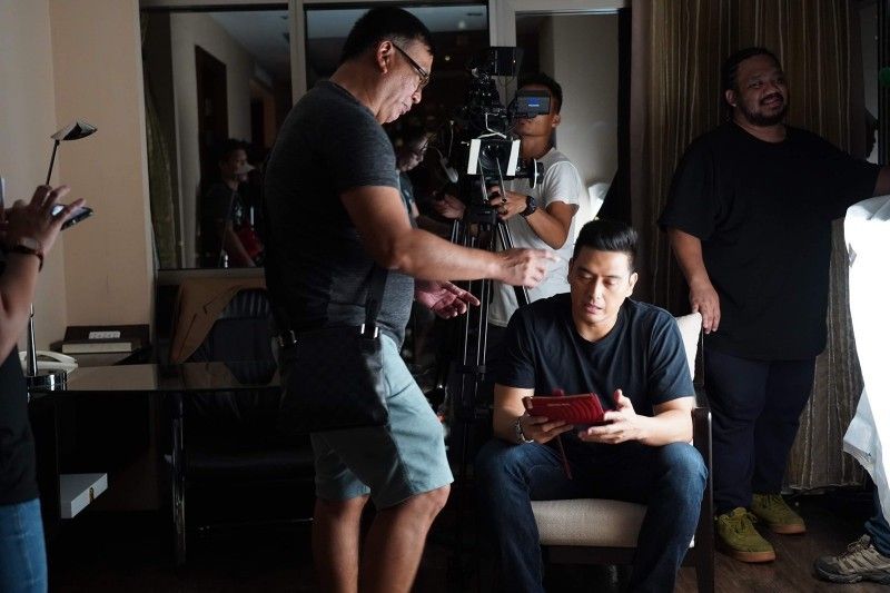 Director Mac Alejandre and Alfred Vargas on the set of Tagpuan. 