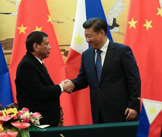 Duterte shakes hand with Xi Jinping . Toto Lozano.jpg