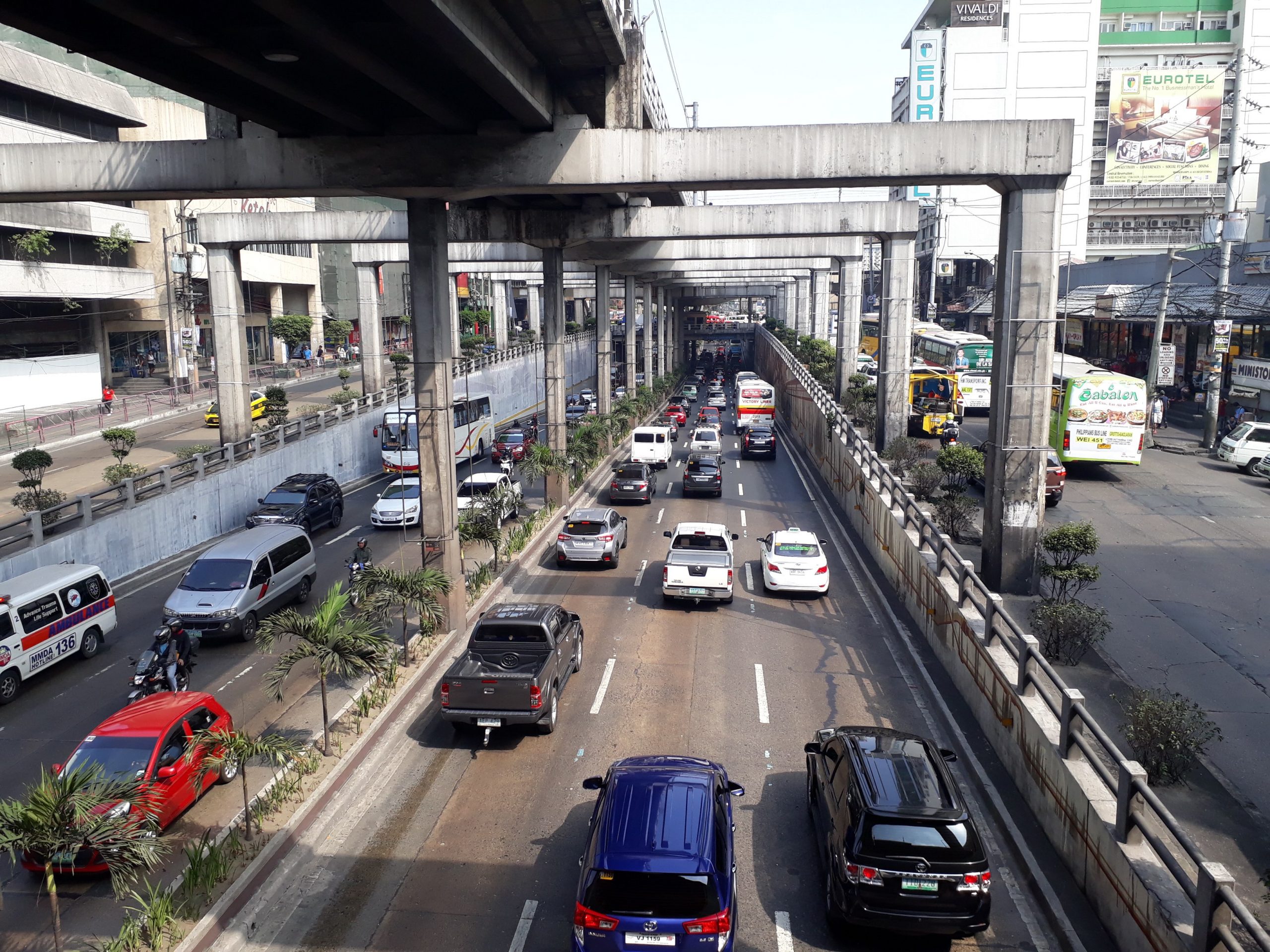 EDSA_-_Cubao-Aurora_intersection,_light_traffic_(Quezon_City)(2018-03-28).jpg