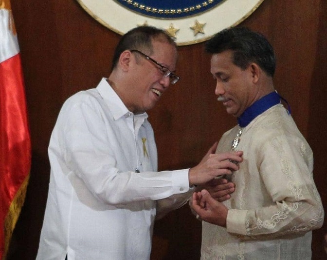 President Aquino confers on diplomat Henry Bensurto, Jr