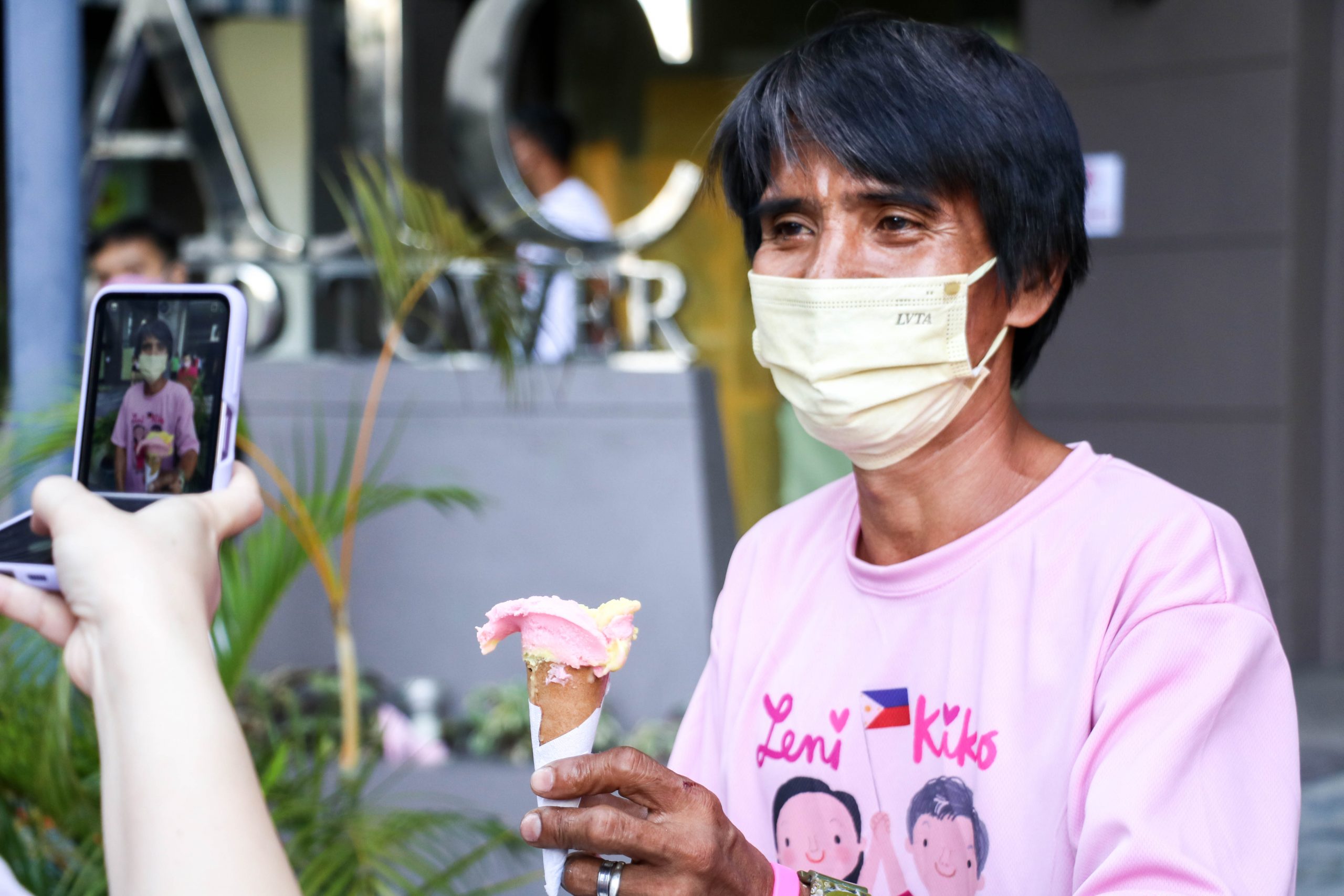 Some Leni-Kiko supporters take photos with ice cream vendors, sharing on social media that #PasigIsPink.