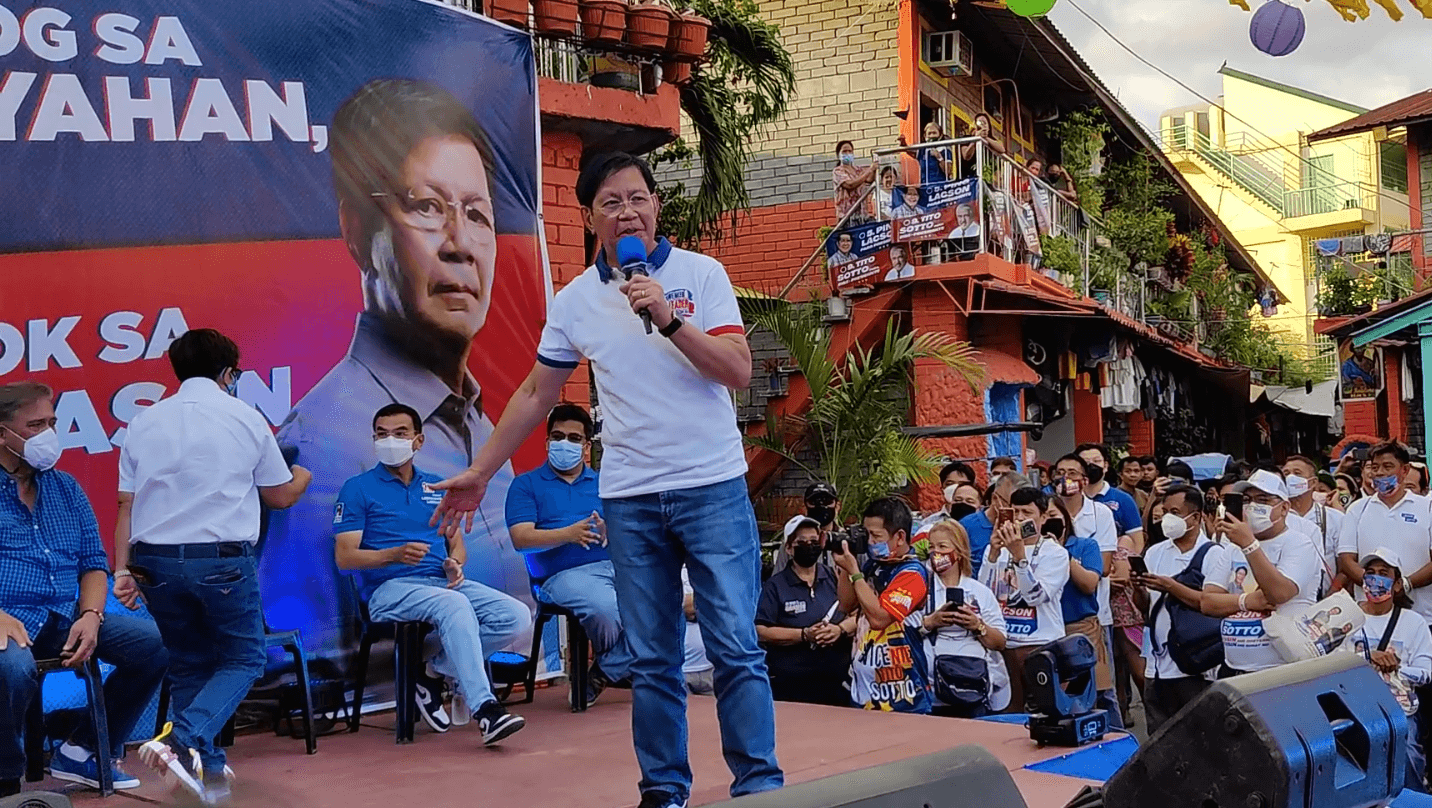Sen. Ping Lacson asks the audience to vote for vice presidential candidate Tito Sotto and senatorial candidate Guillermo Eleazar. Photo by Enrico Berdos/VERA Files