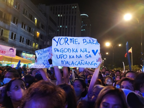 Mayor Isko liked the message. He read it out loud to the delight of the crowd. Photo by Bryan Manalang/VERA Files