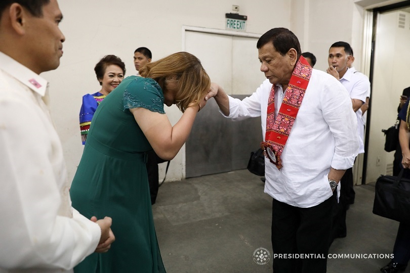 Sara duterte kisses the hand of her father. IBP Davao chapter oathtaking.jpg