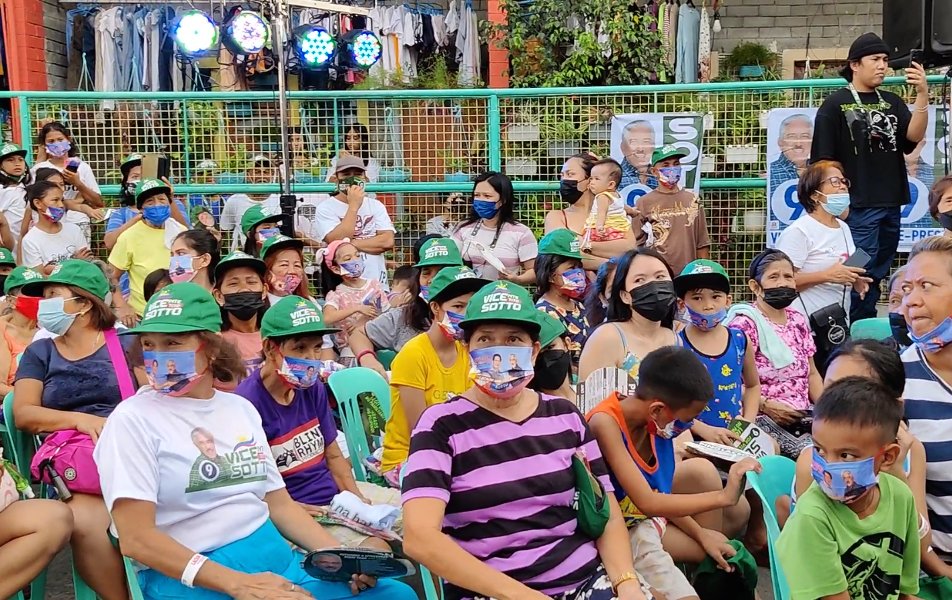 Mothers and senior citizens comprise most of the audience at the Lacson-Sotto town hall meeting. Most of them wore green caps with Sotto’s name and face masks bearing an image of the Lacson-Sotto tandem. Photo by Enrico Berdos/VERA Files