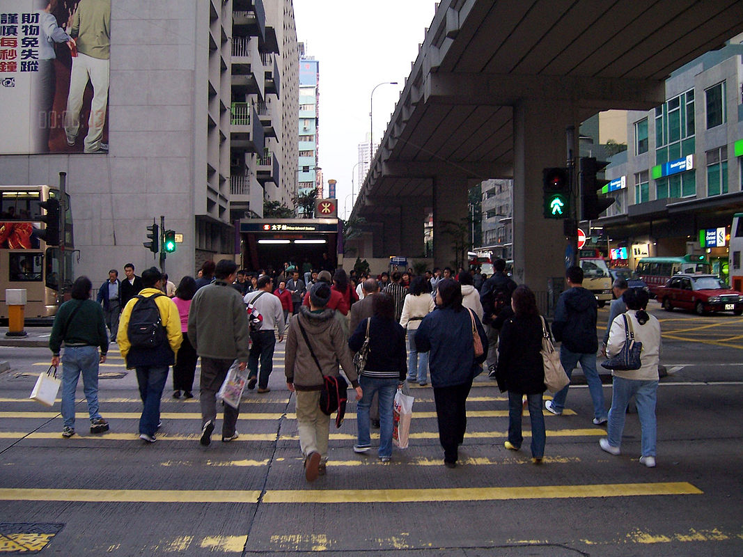 wikimedia_1067px-Pedestrians_cross_road_in_Mong_Kok.jpg