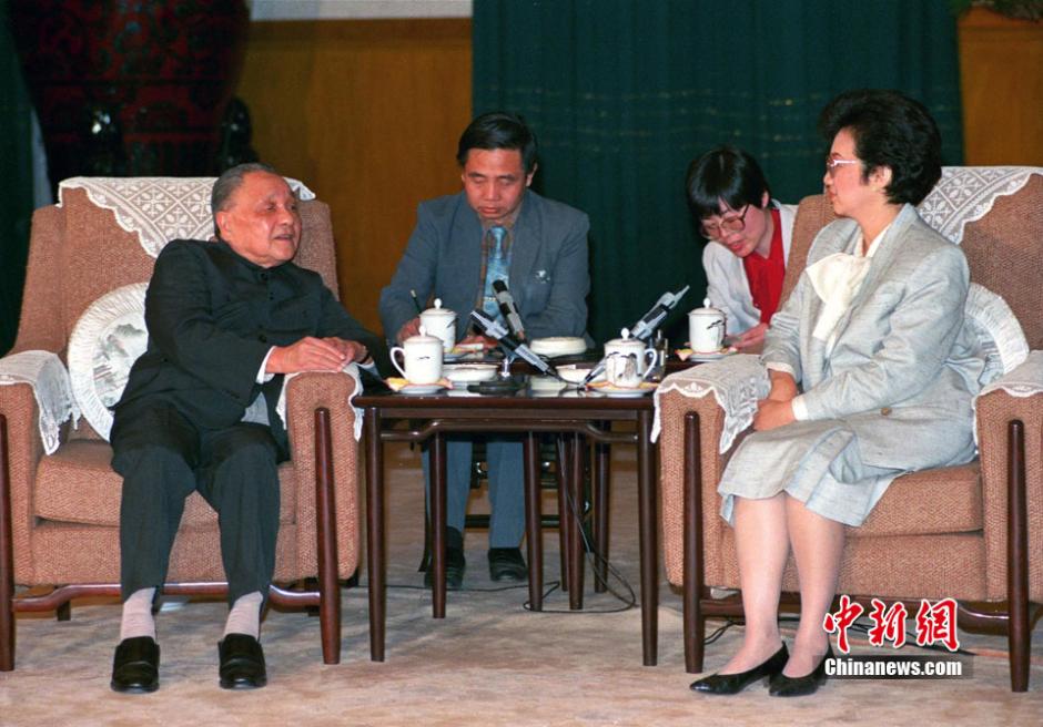 Deng xiaoping and Cory Aquino People's Daily Online April 16, 1988.jpg