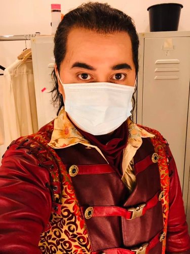 Arthur Espiritu in mask. Strict health protocol on opening night. (From the FB page of Arthur Espiritu)