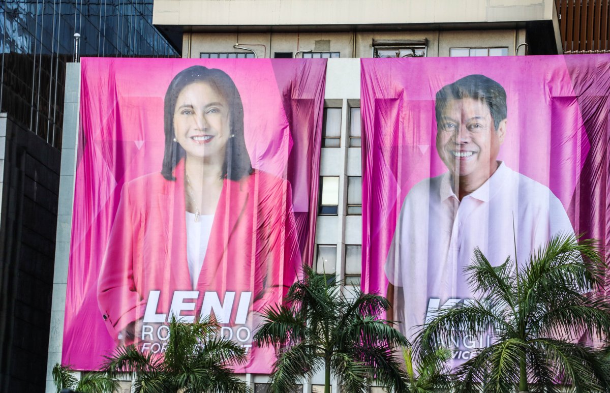 Billboard-sized Leni-Kiko tarpaulin covers the Emerald building. Aquende says these were sent by the tandem’s Bacolod supporters to Pasig City volunteers. 