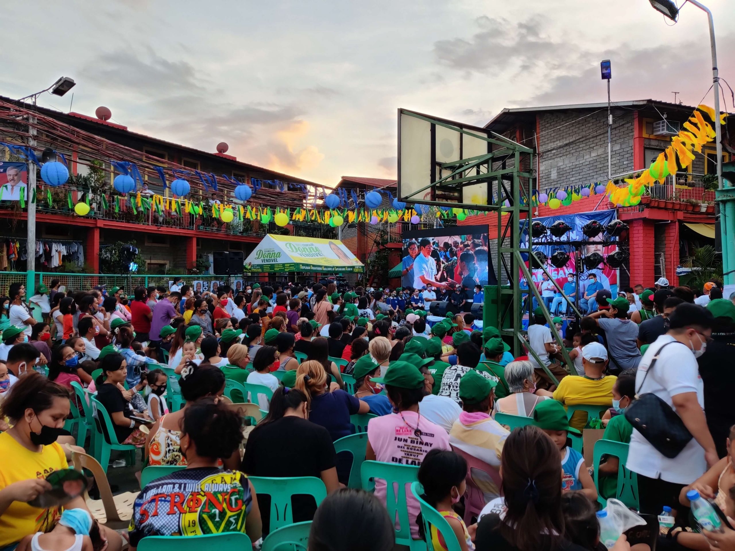 People gather at the St. Hannibal Compound in Brgy. 165, Malibay, Pasay City to listen to presidential candidate Ping Lacson, his running mate Tito Sotto, and senatorial candidate Guillermo Eleazar on March 26. Photo by Enrico Berdos/VERA Files
