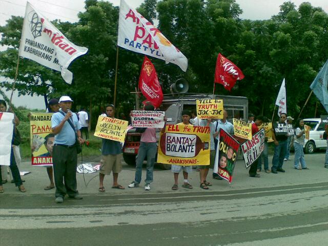 Protesters outside the Senate urge Bolante to tell the truth